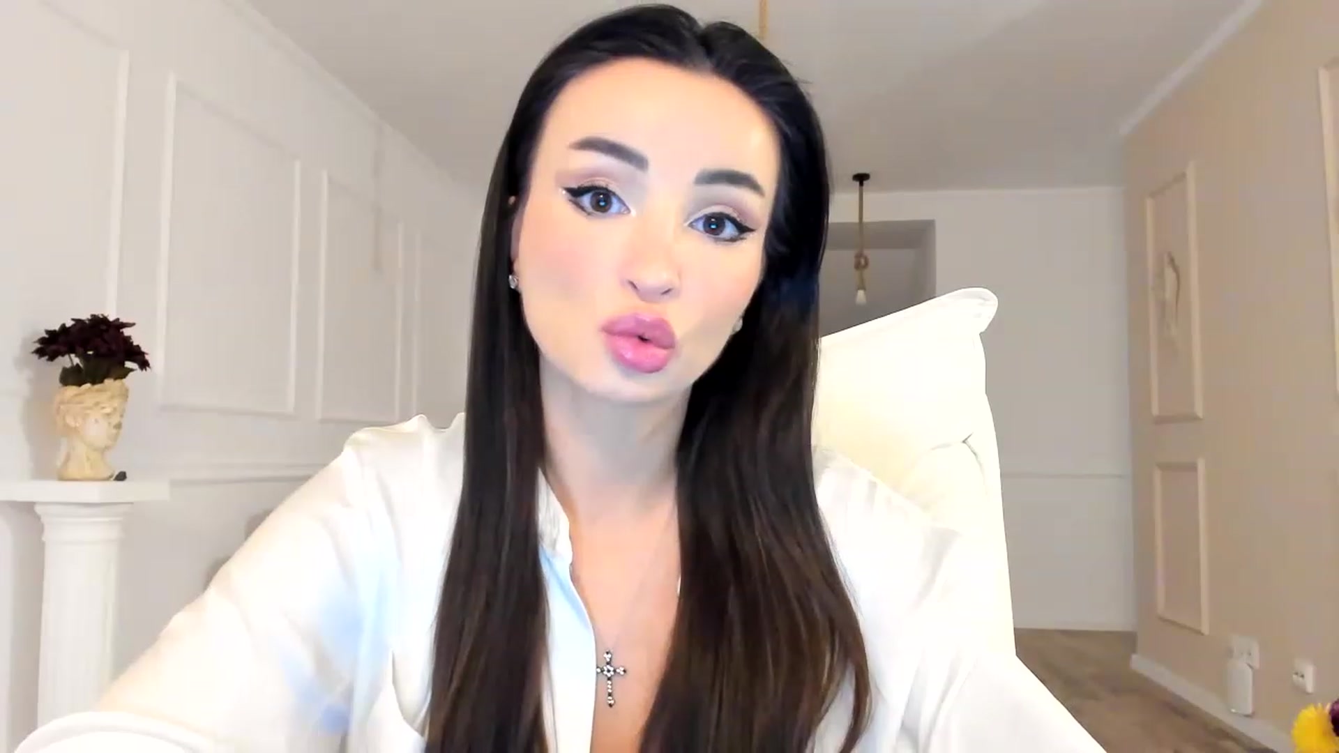 Gallery image thumbnail from AlyssiaKENT1's myfreecams stream on, 11/23/2022, 06:13 image 13 of 20
