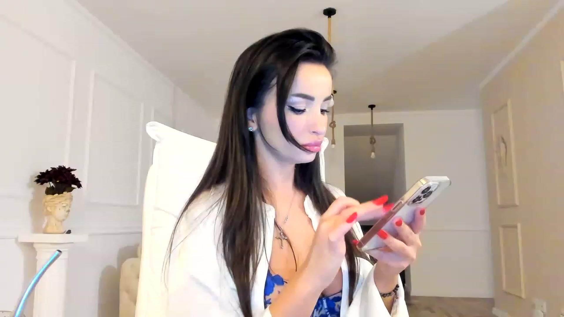 Gallery image thumbnail from AlyssiaKENT1's myfreecams stream on, 11/23/2022, 06:13 image 3 of 20