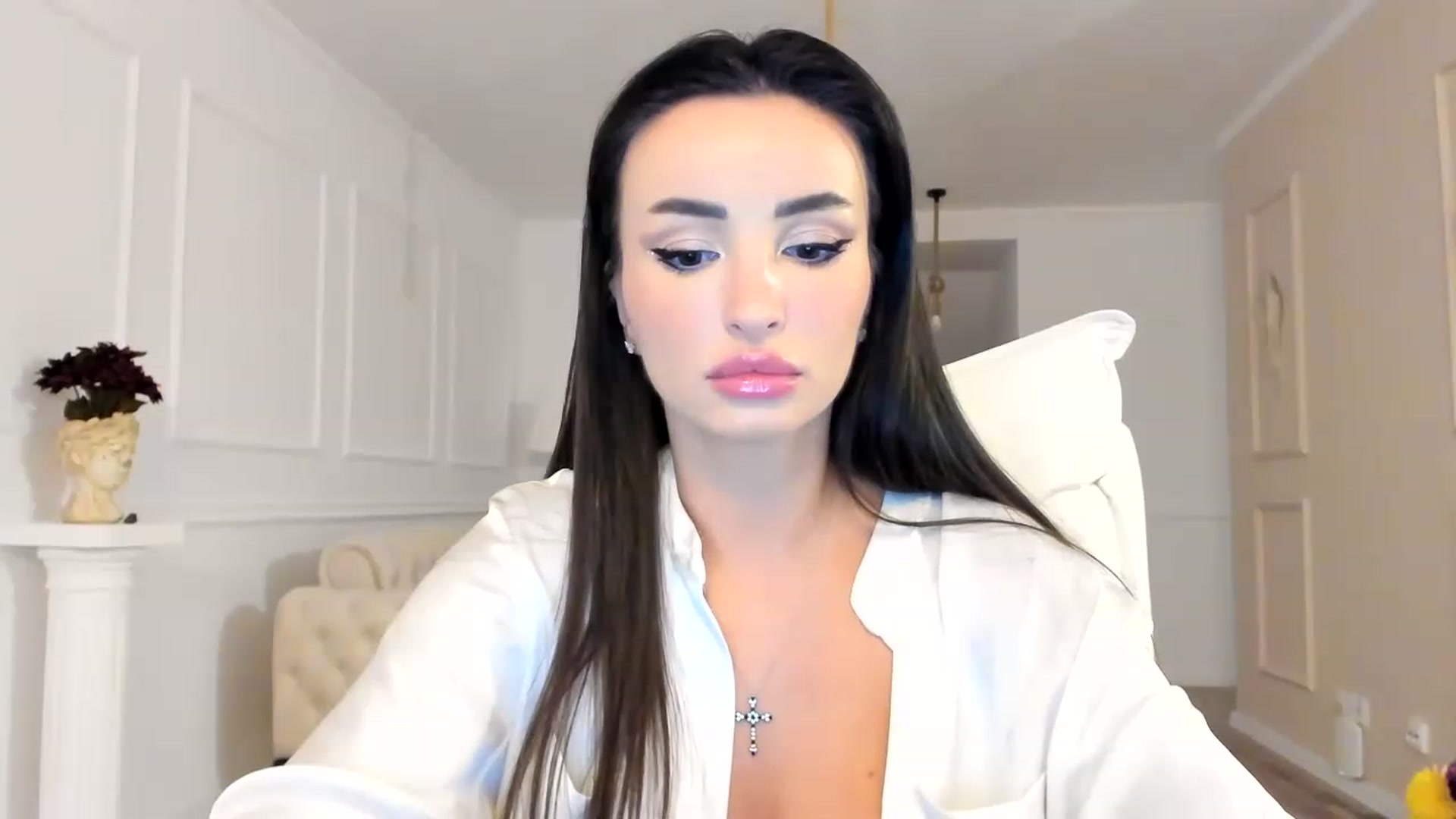 Gallery image thumbnail from AlyssiaKENT1's myfreecams stream on, 11/23/2022, 06:13 image 12 of 20