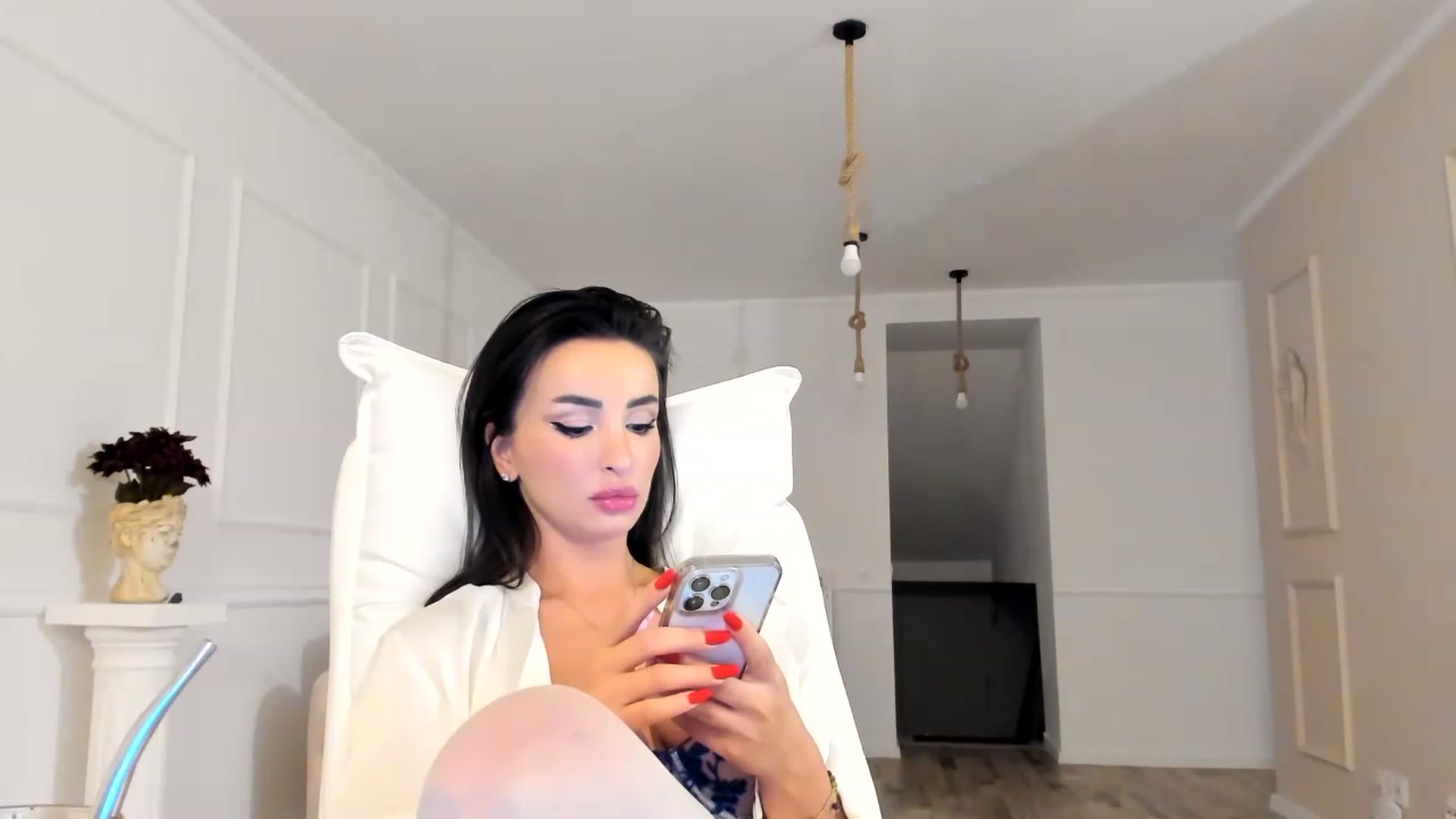 Gallery image thumbnail from AlyssiaKENT1's myfreecams stream on, 11/23/2022, 06:13 image 6 of 20