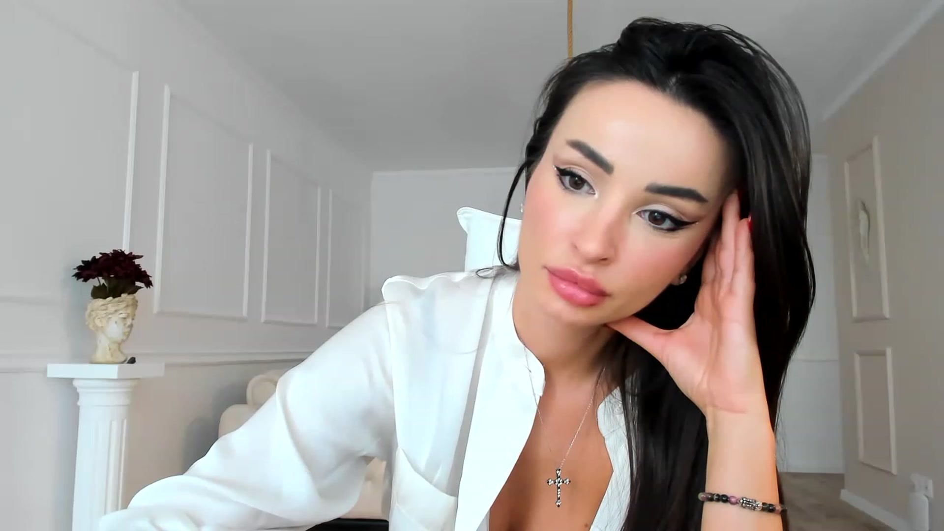 Gallery image thumbnail from AlyssiaKENT1's myfreecams stream on, 11/23/2022, 08:12 image 6 of 20