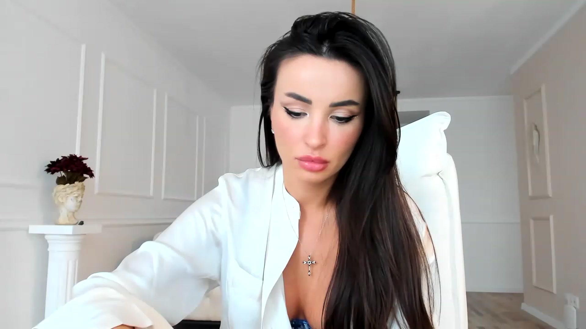 Gallery image thumbnail from AlyssiaKENT1's myfreecams stream on, 11/23/2022, 08:12 image 3 of 20