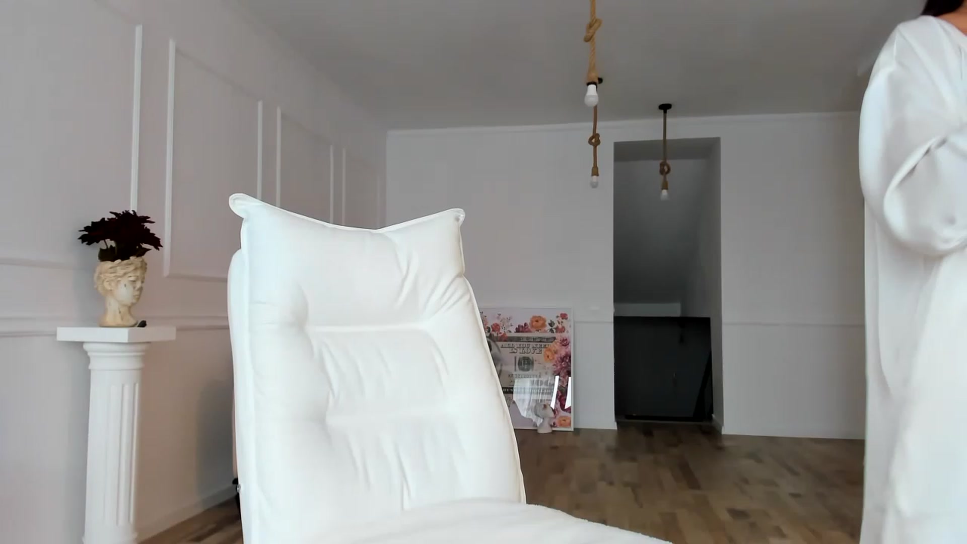 Gallery image thumbnail from AlyssiaKENT1's myfreecams stream on, 11/27/2022, 07:54 image 14 of 20