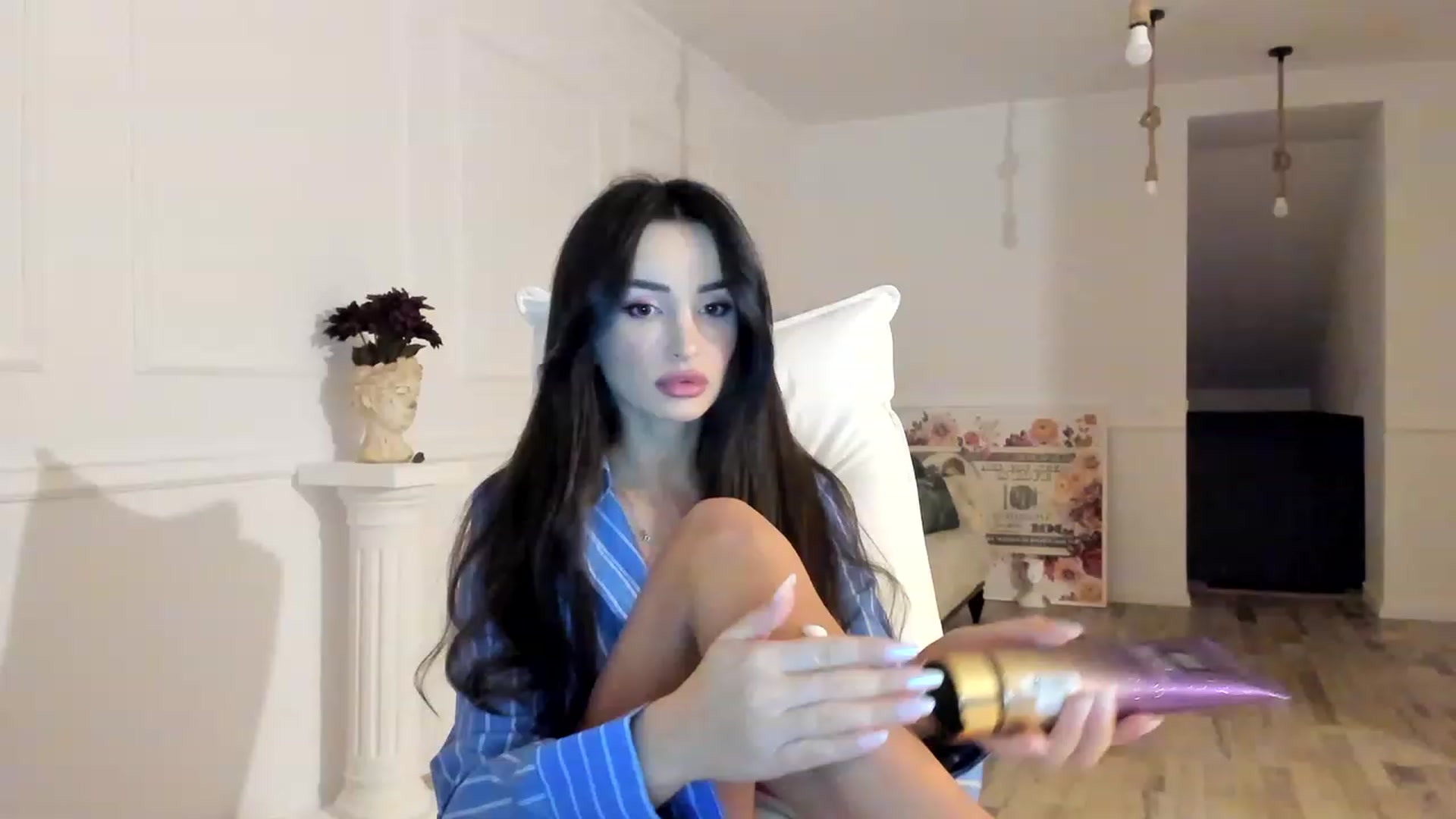 Gallery image thumbnail from AlyssiaKENT1's myfreecams stream on, 12/04/2022, 15:13 image 2 of 20