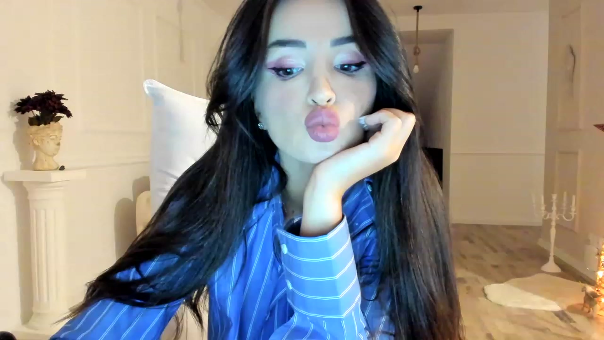 Gallery image thumbnail from AlyssiaKENT1's myfreecams stream on, 12/04/2022, 15:13 image 17 of 20