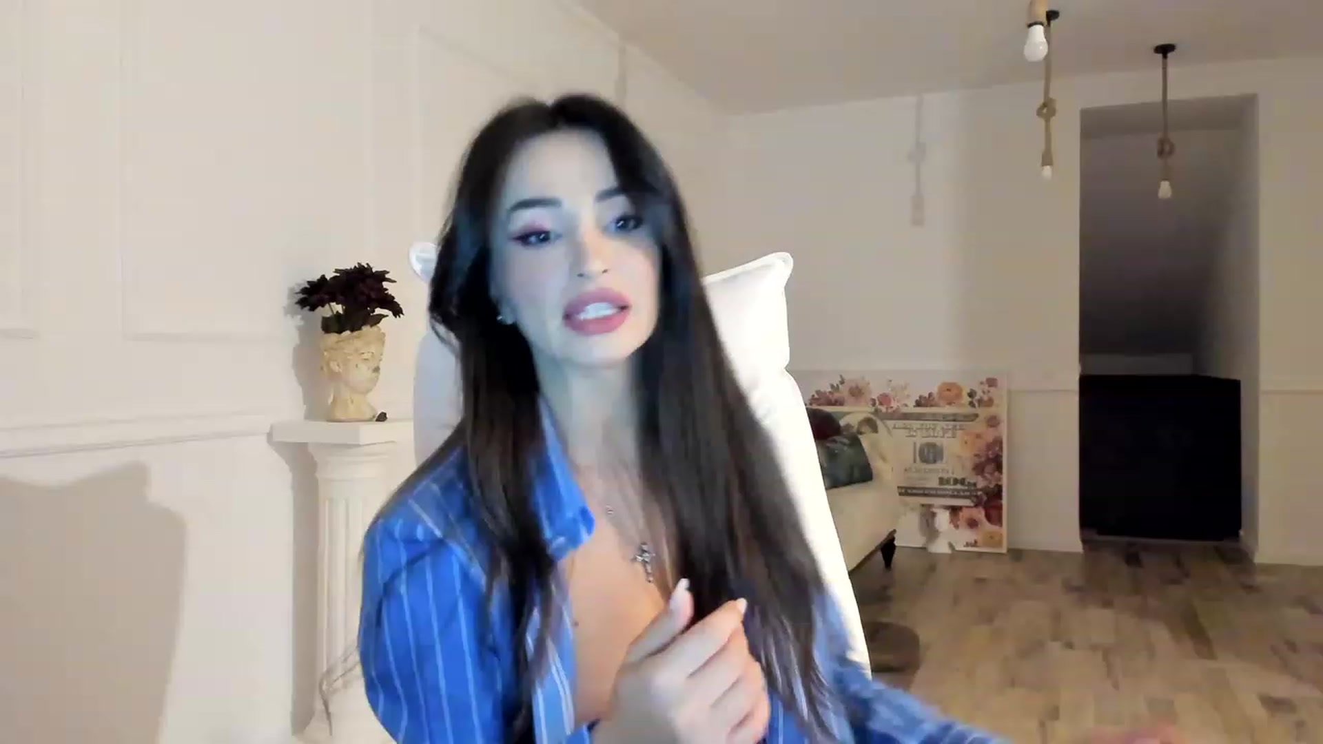 Gallery image thumbnail from AlyssiaKENT1's myfreecams stream on, 12/04/2022, 15:13 image 3 of 20