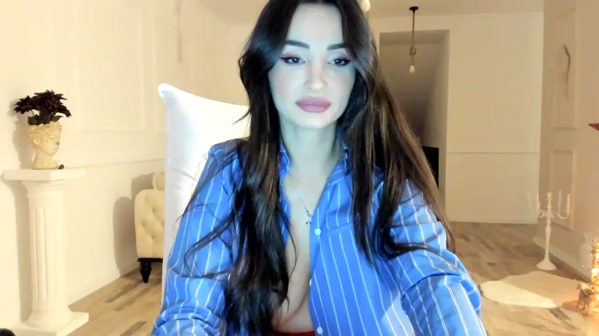 Gallery image thumbnail from AlyssiaKENT1's myfreecams stream on, 12/04/2022, 17:28 image 2 of 20