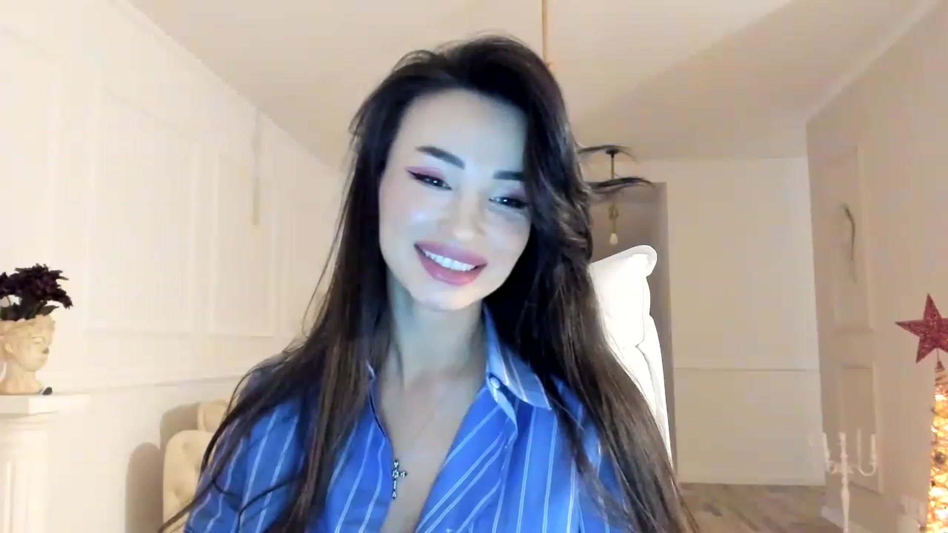 Gallery image thumbnail from AlyssiaKENT1's myfreecams stream on, 12/04/2022, 17:28 image 13 of 20