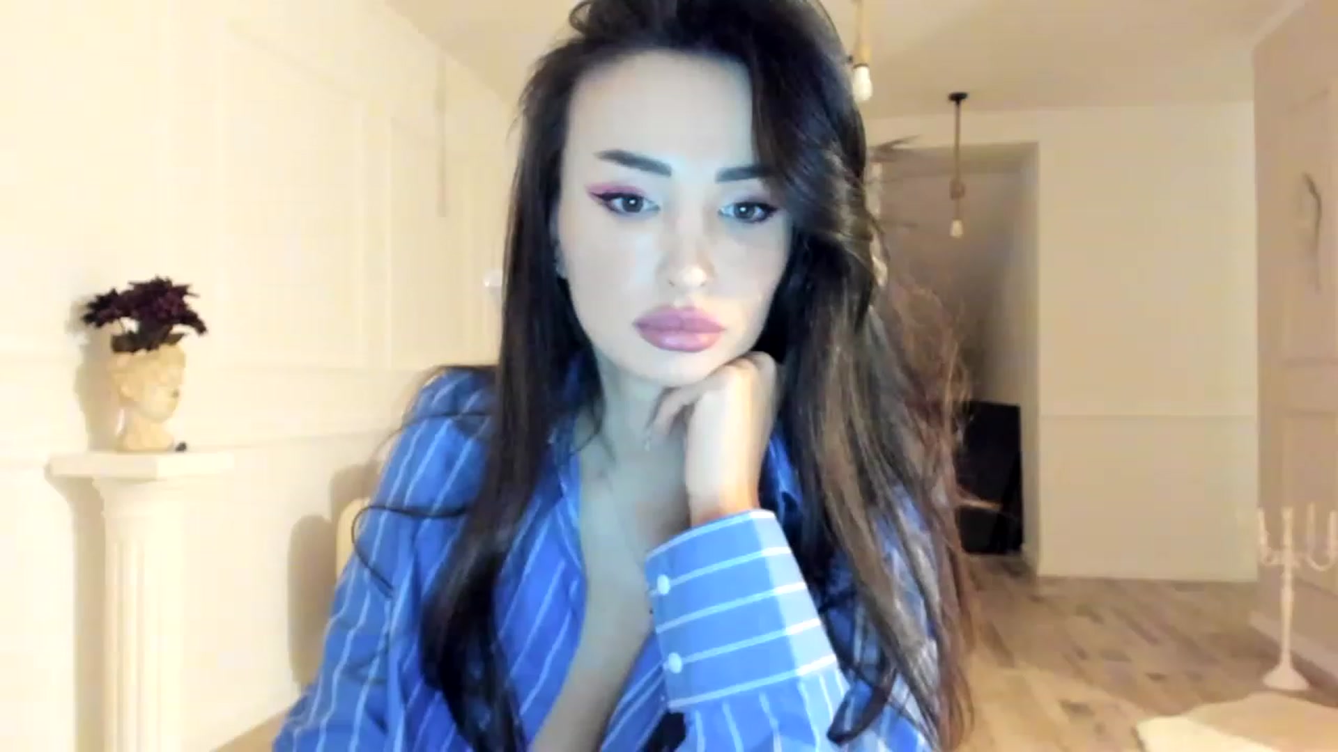 Gallery image thumbnail from AlyssiaKENT1's myfreecams stream on, 12/04/2022, 17:28 image 6 of 20