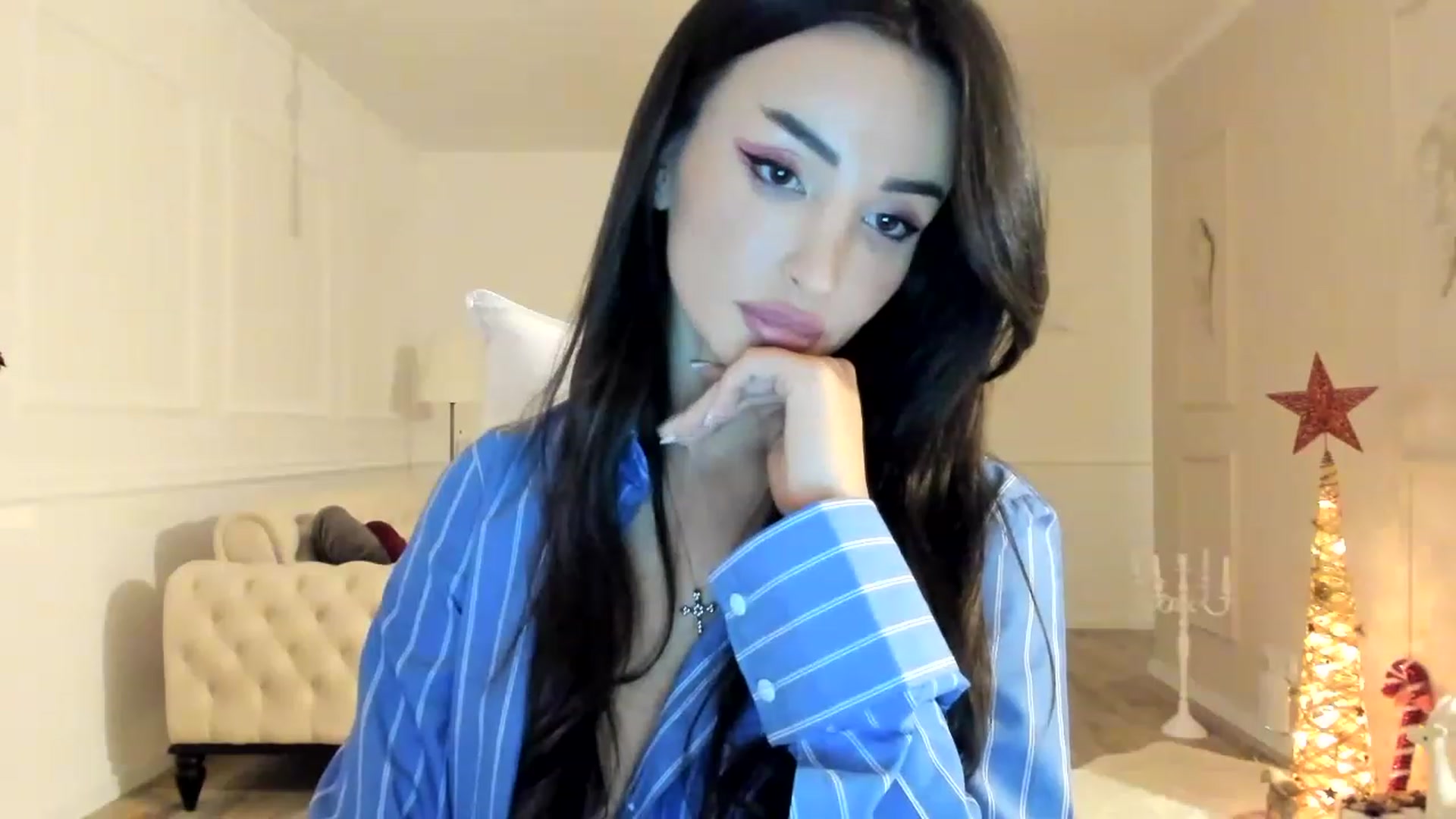 Gallery image thumbnail from AlyssiaKENT1's myfreecams stream on, 12/04/2022, 19:10 image 6 of 20