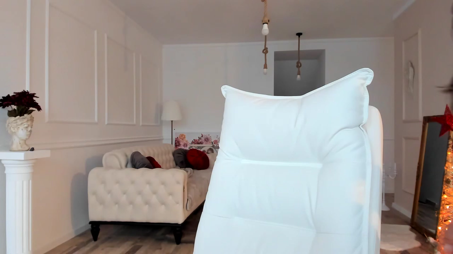 Gallery image thumbnail from AlyssiaKENT1's myfreecams stream on, 12/05/2022, 14:12 image 16 of 20