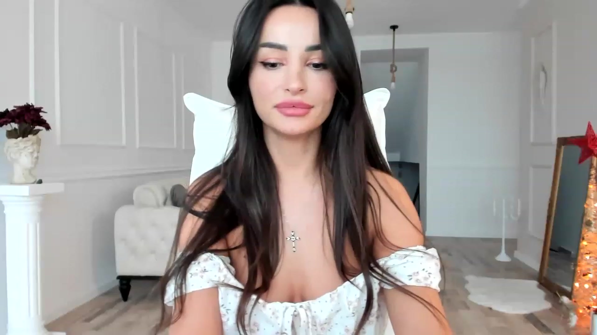 Gallery image thumbnail from AlyssiaKENT1's myfreecams stream on, 12/05/2022, 14:12 image 14 of 20