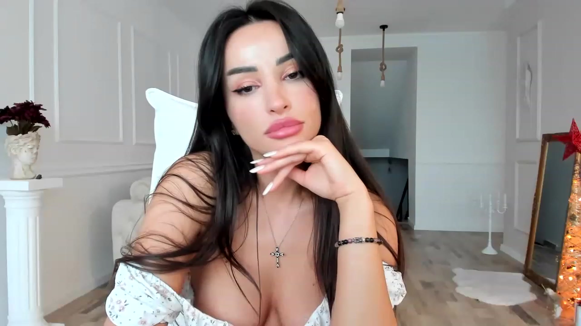 Gallery image thumbnail from AlyssiaKENT1's myfreecams stream on, 12/05/2022, 14:12 image 12 of 20