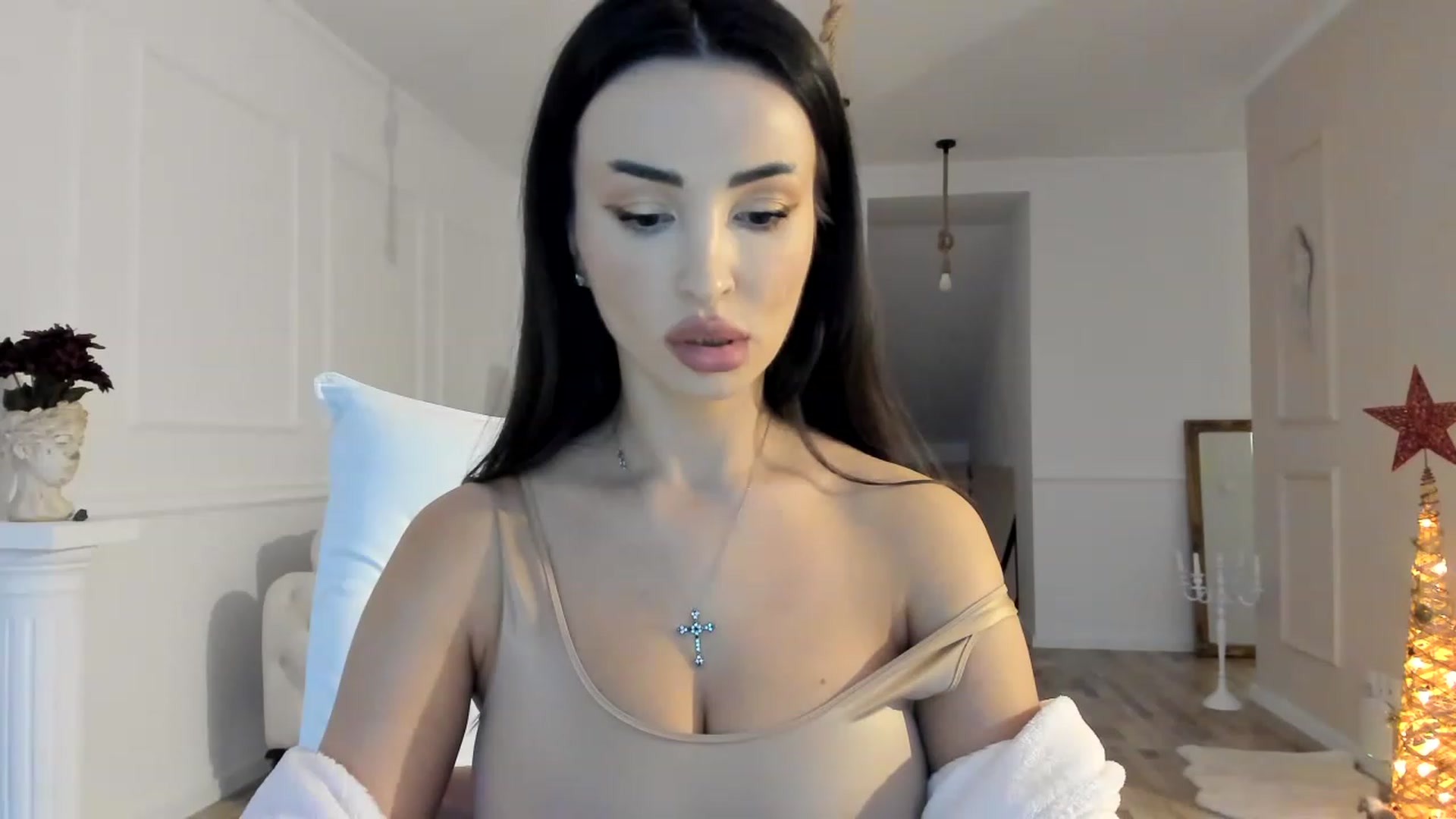 Gallery image thumbnail from AlyssiaKENT1's myfreecams stream on, 12/06/2022, 15:41 image 3 of 20