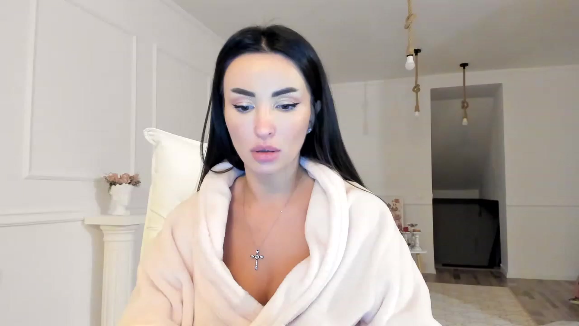 Gallery image thumbnail from AlyssiaKENT1's myfreecams stream on, 12/21/2022, 16:30 image 1 of 20