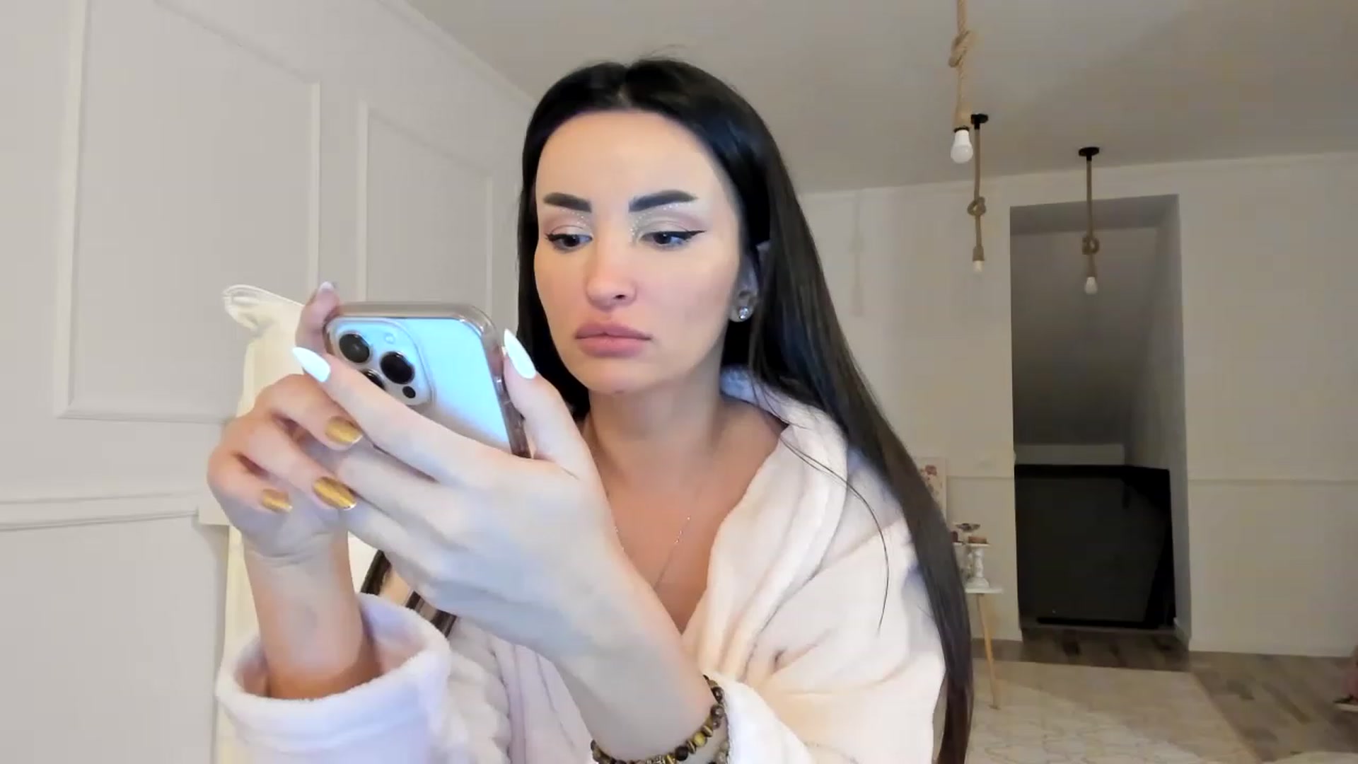 Gallery image thumbnail from AlyssiaKENT1's myfreecams stream on, 12/21/2022, 16:30 image 19 of 20