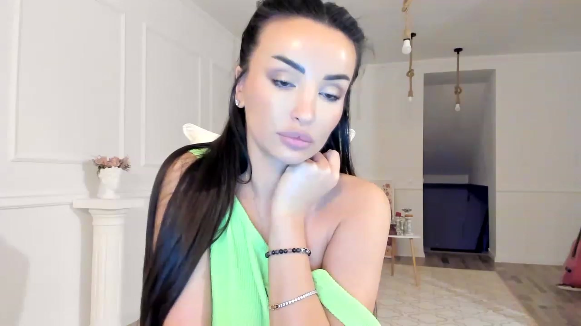 Gallery image thumbnail from AlyssiaKENT1's myfreecams stream on, 12/28/2022, 19:30 image 2 of 20