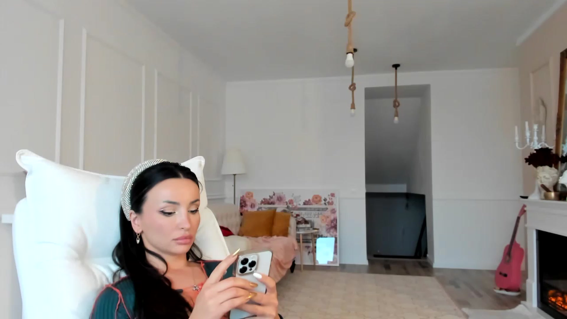 Gallery image thumbnail from AlyssiaKENT1's myfreecams stream on, 01/04/2023, 14:21 image 18 of 20