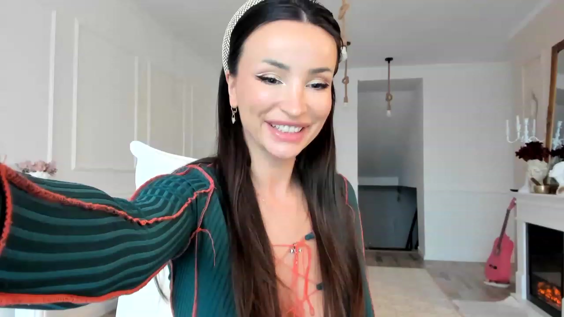 Gallery image thumbnail from AlyssiaKENT1's myfreecams stream on, 01/04/2023, 14:21 image 4 of 20