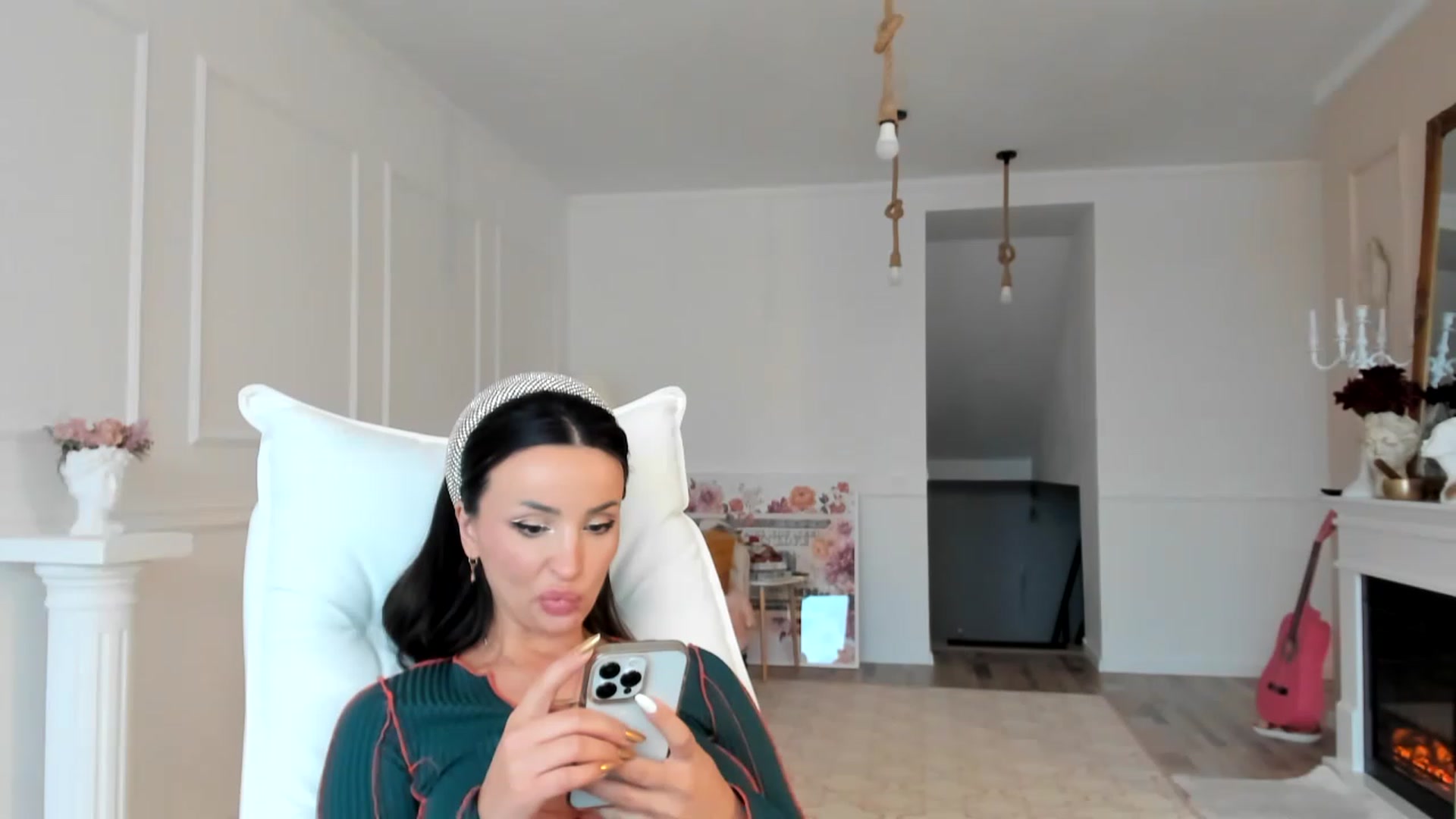 Gallery image thumbnail from AlyssiaKENT1's myfreecams stream on, 01/04/2023, 14:21 image 10 of 20
