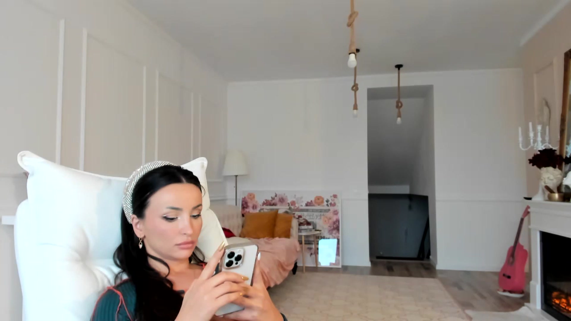 Gallery image thumbnail from AlyssiaKENT1's myfreecams stream on, 01/04/2023, 14:21 image 19 of 20