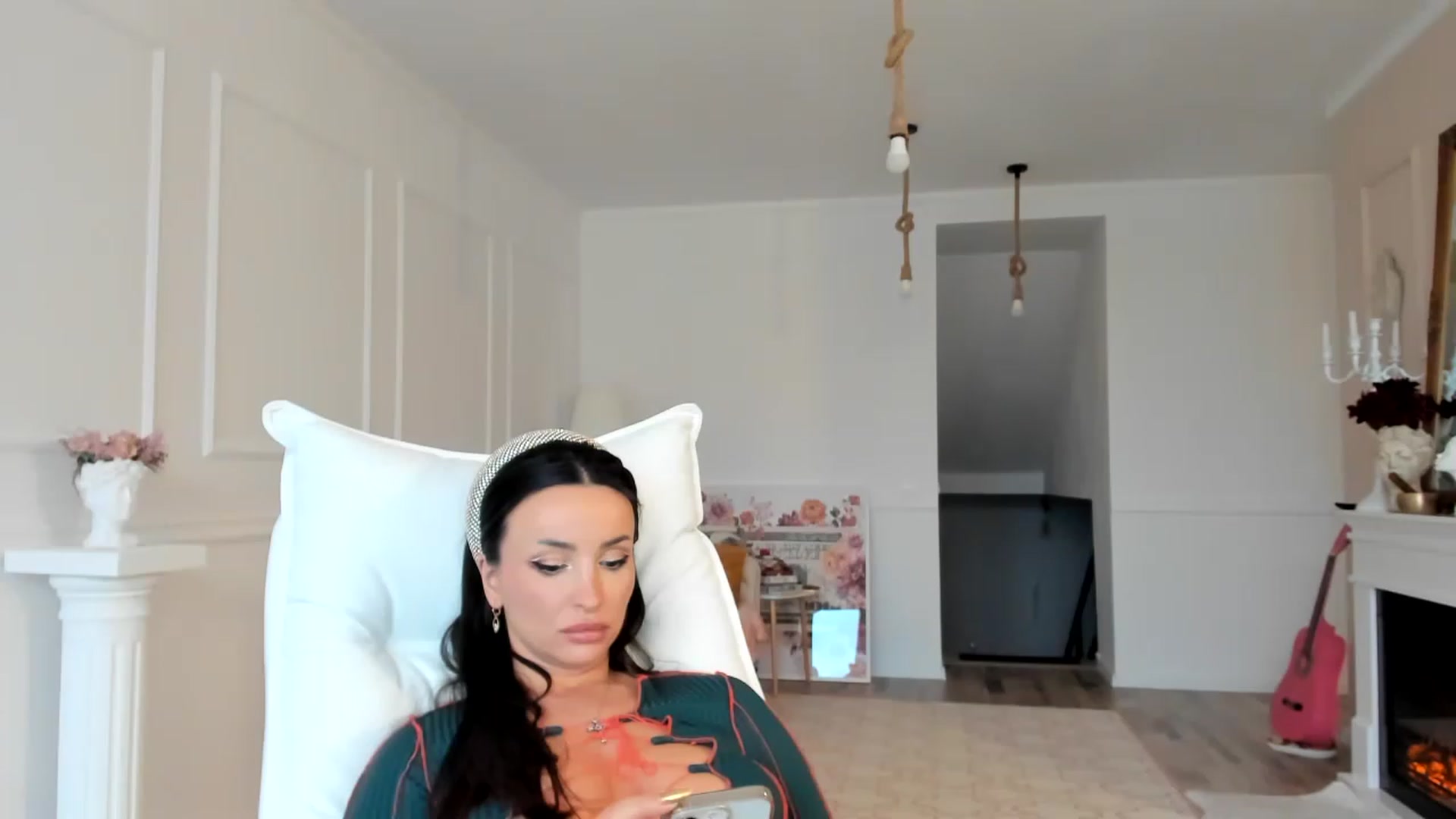 Gallery image thumbnail from AlyssiaKENT1's myfreecams stream on, 01/04/2023, 14:21 image 20 of 20