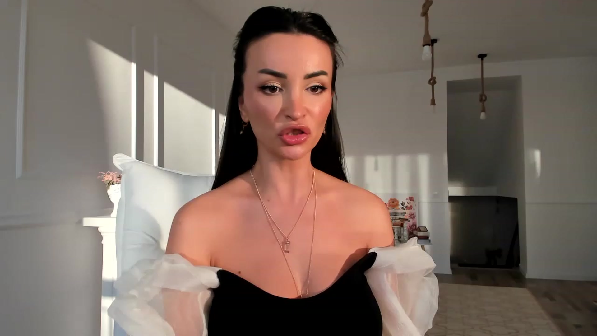 Gallery image thumbnail from AlyssiaKENT1's myfreecams stream on, 01/07/2023, 15:13 image 1 of 20
