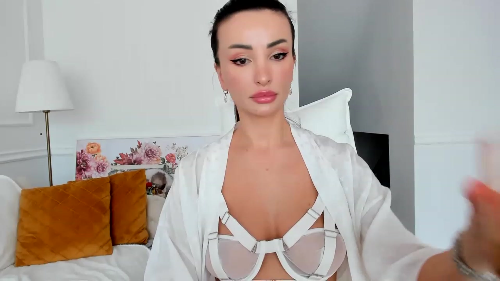 Gallery image thumbnail from AlyssiaKENT1's myfreecams stream on, 02/06/2023, 13:31 image 3 of 20