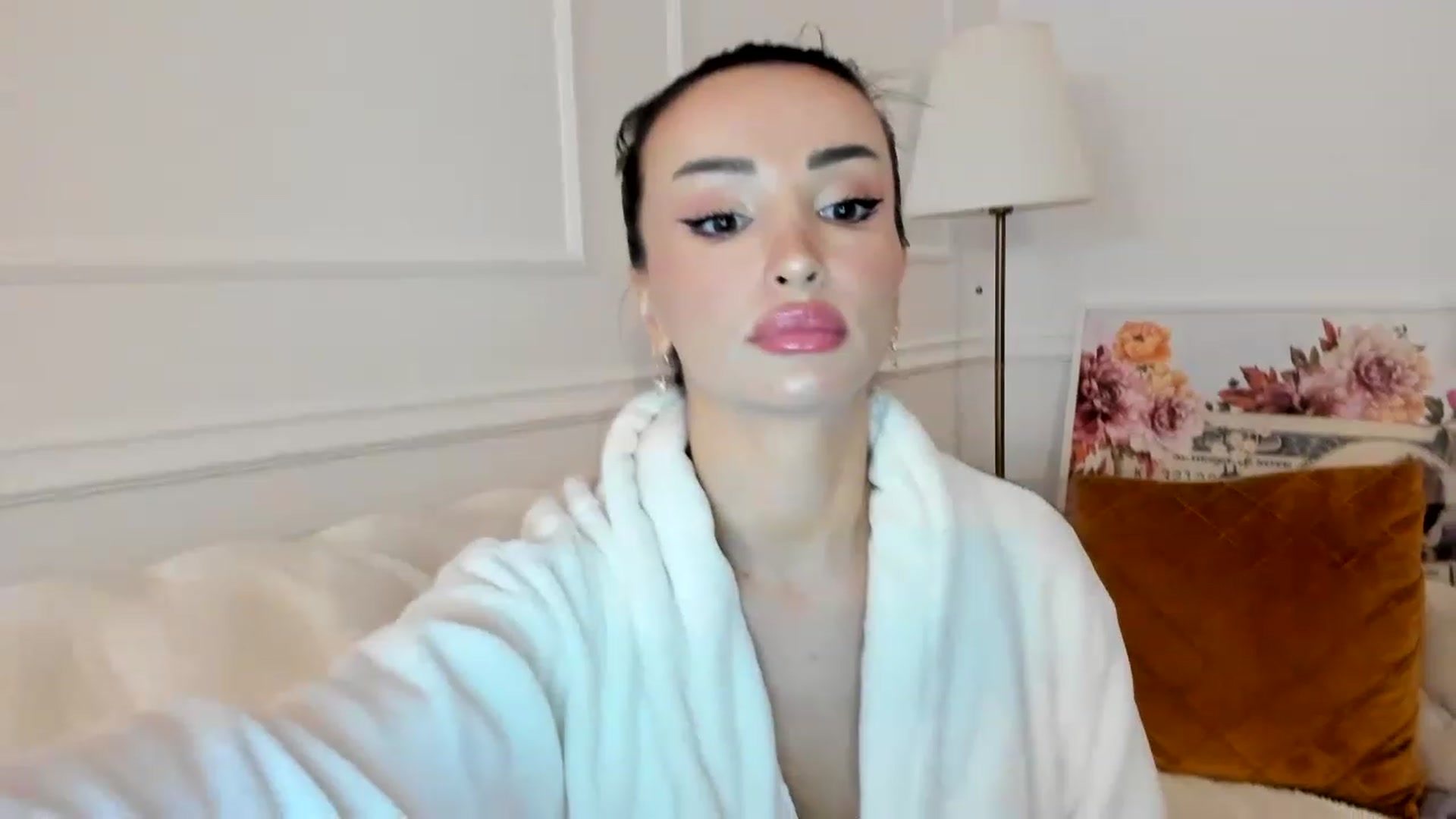 Gallery image thumbnail from AlyssiaKENT1's myfreecams stream on, 02/06/2023, 15:15 image 12 of 20