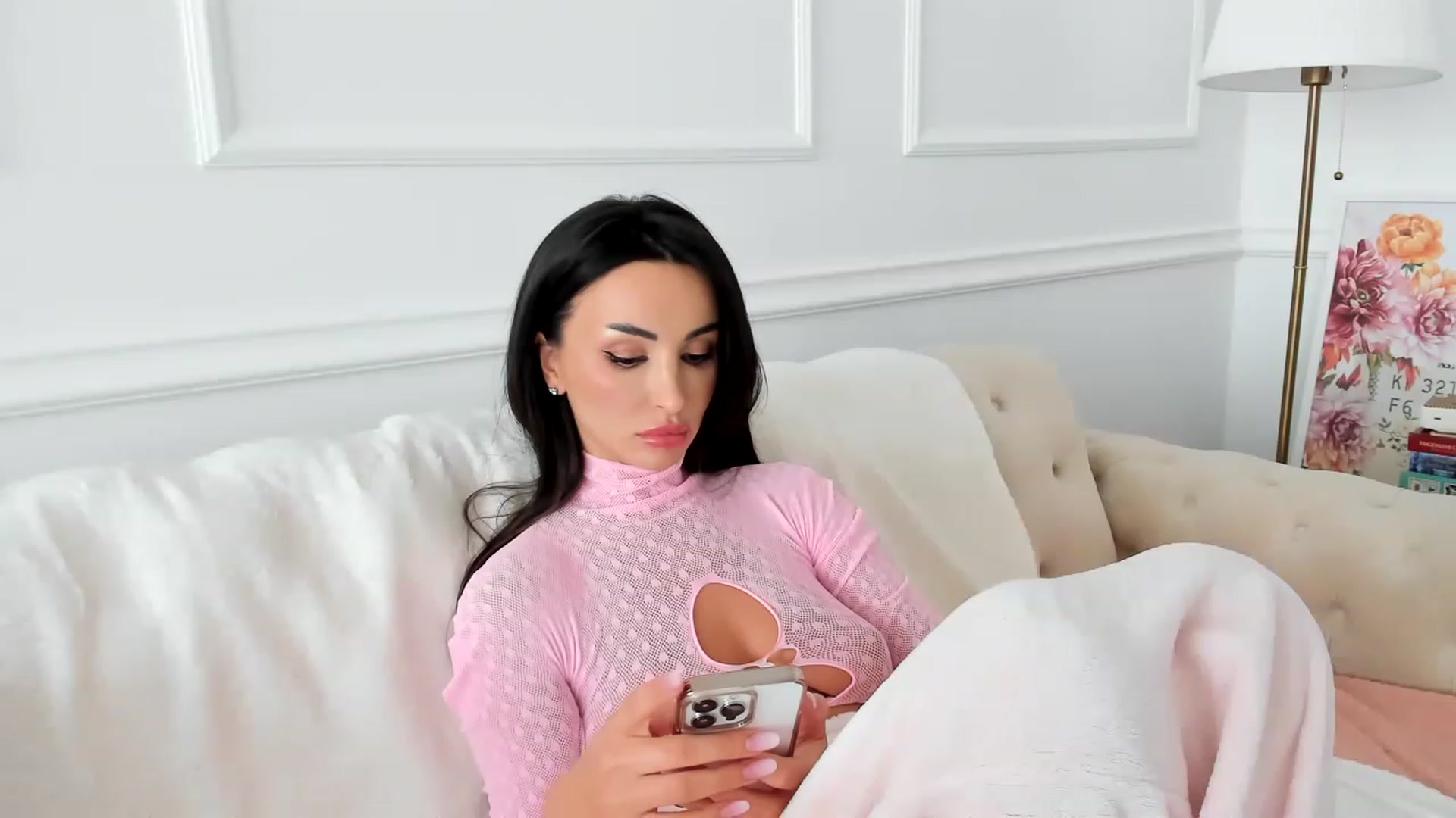 Gallery image thumbnail from AlyssiaKENT1's myfreecams stream on, 04/11/2023, 12:48 image 13 of 20
