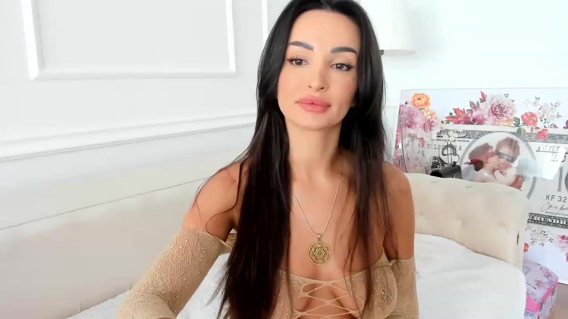 Gallery image thumbnail from AlyssiaKENT1's myfreecams stream on, 05/03/2023, 08:07 image 1 of 20