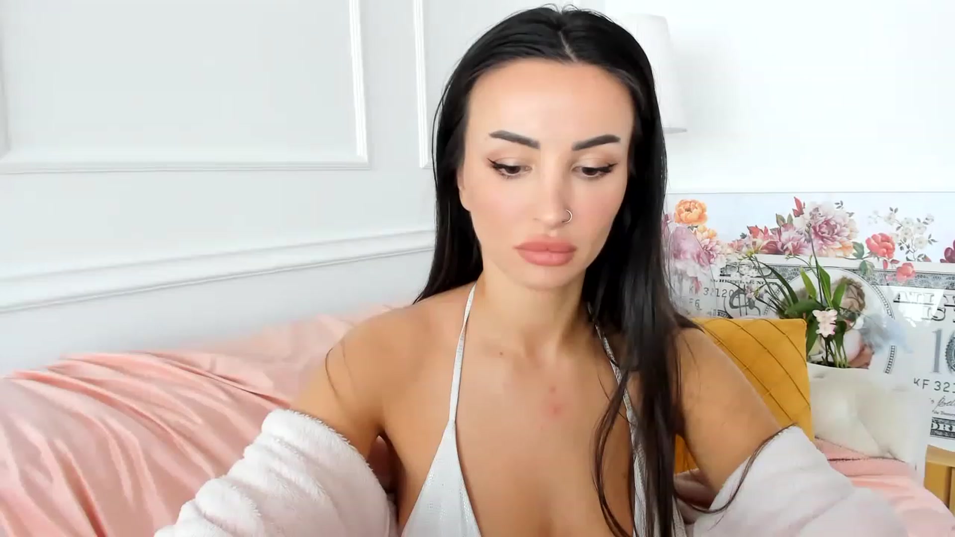 Gallery image thumbnail from AlyssiaKENT1's myfreecams stream on, 05/23/2023, 08:08 image 4 of 20