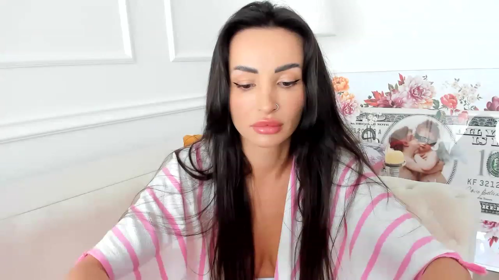 Gallery image thumbnail from AlyssiaKENT1's myfreecams stream on, 06/01/2023, 08:32 image 18 of 20