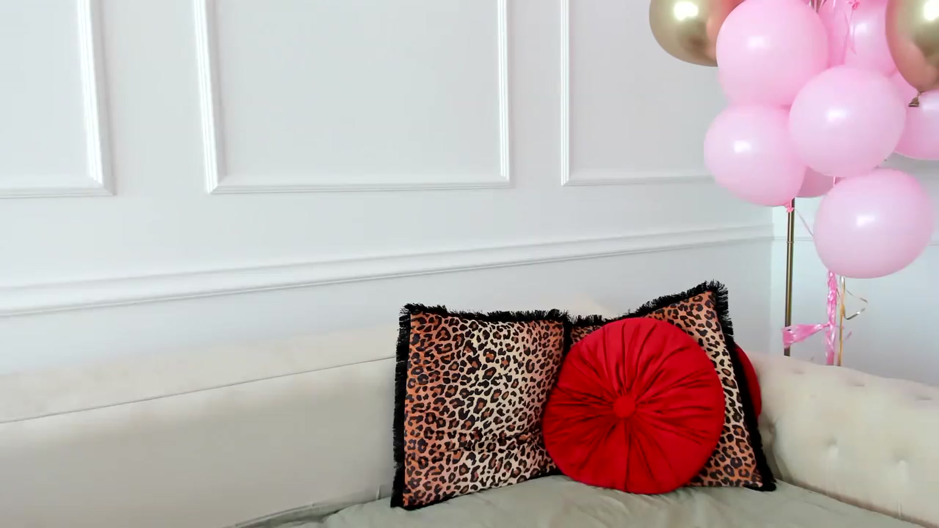 Gallery image thumbnail from AlyssiaKENT1's myfreecams stream on, 06/06/2023, 12:13 image 19 of 20