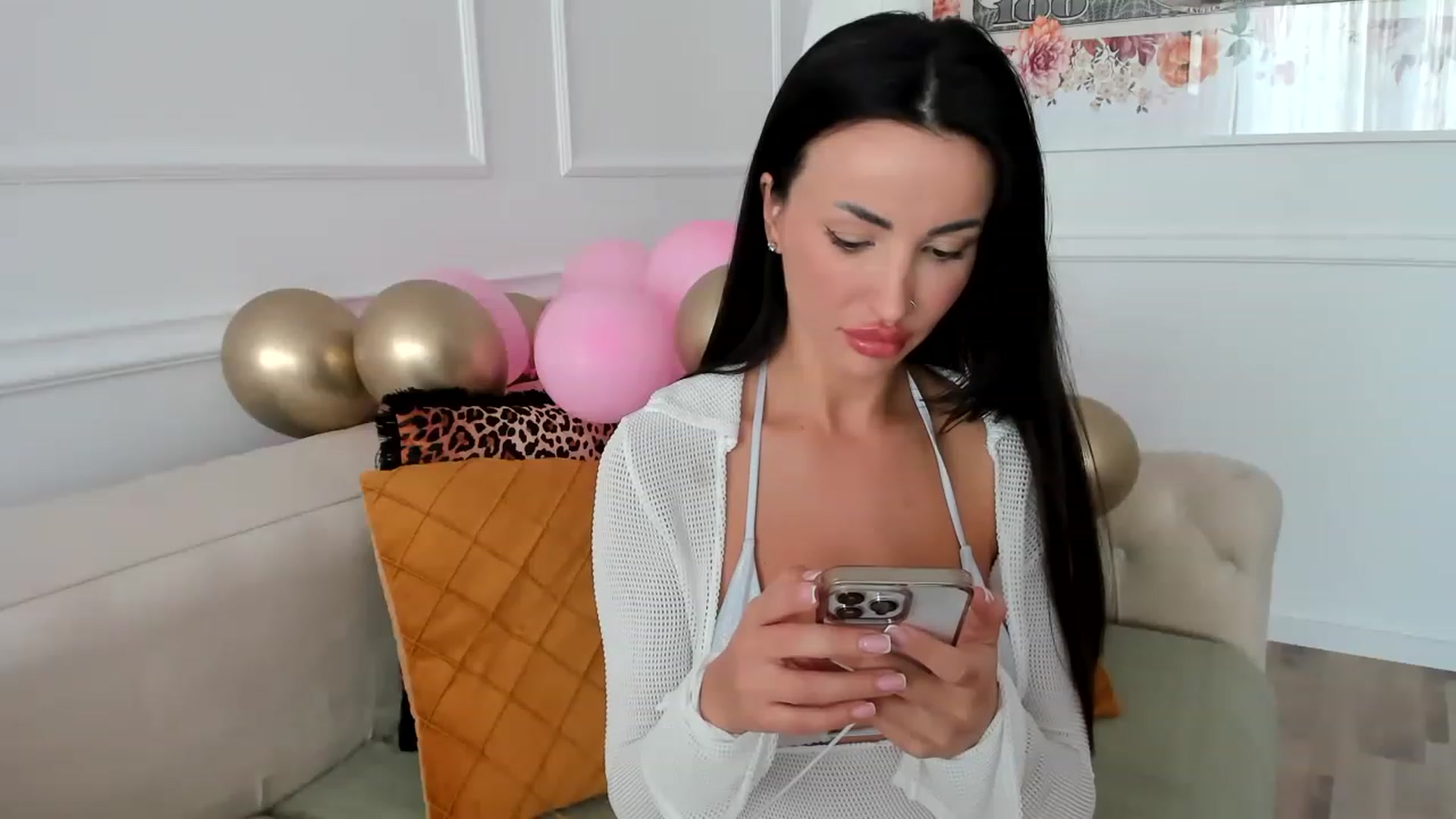 Gallery image thumbnail from AlyssiaKENT1's myfreecams stream on, 06/07/2023, 16:51 image 6 of 20