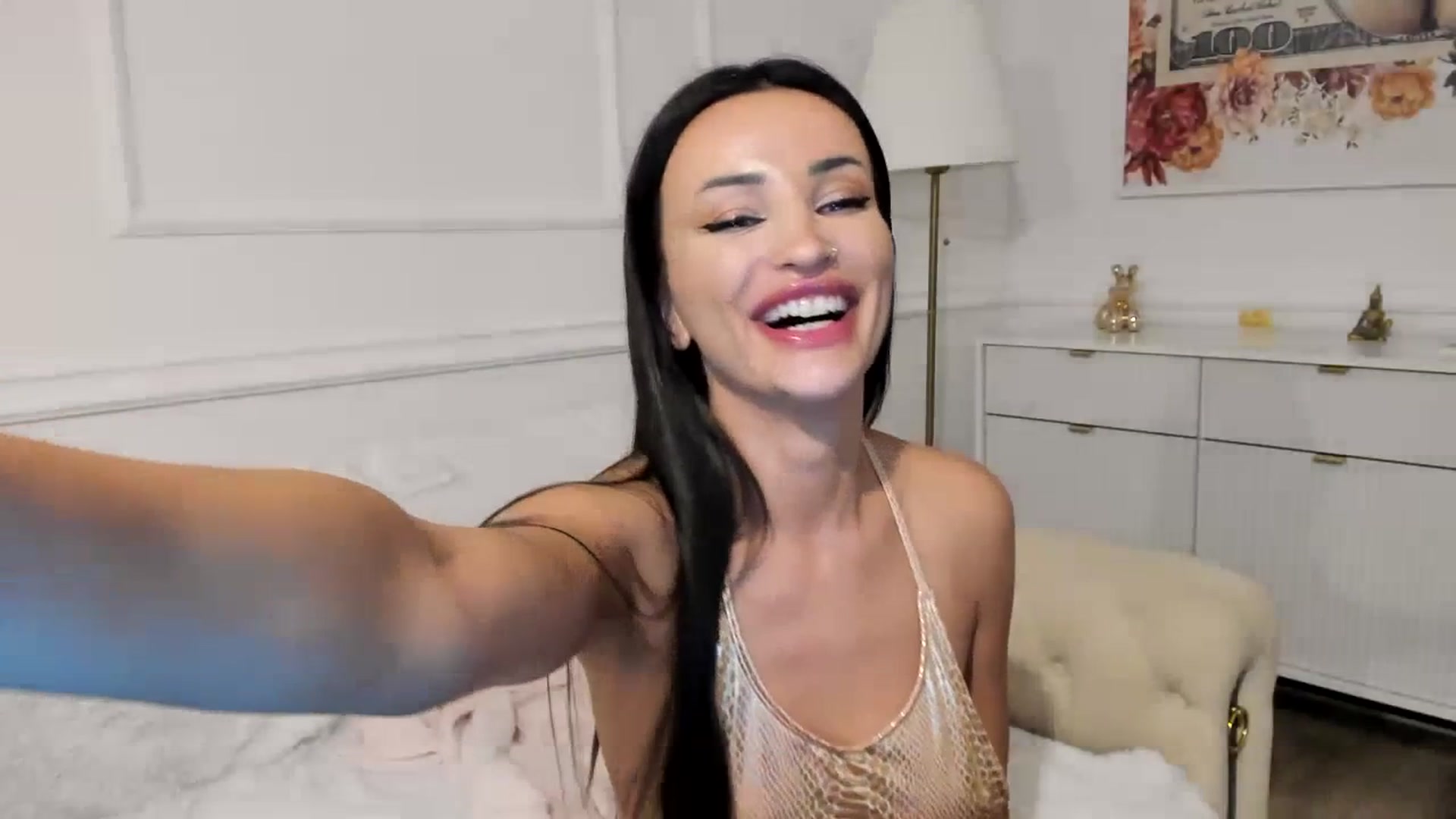 Gallery image thumbnail from AlyssiaKENT1's myfreecams stream on, 06/28/2023, 19:18 image 4 of 20