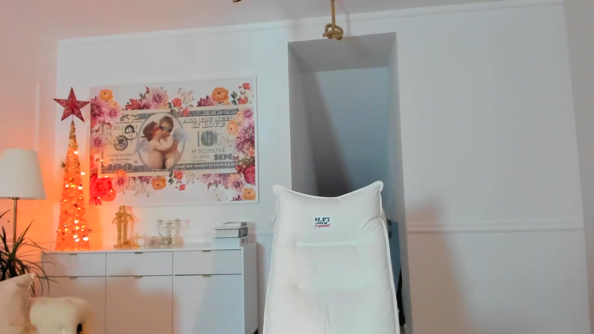 Gallery image thumbnail from AlyssiaKENT1's myfreecams stream on, 11/23/2023, 16:27 image 14 of 20