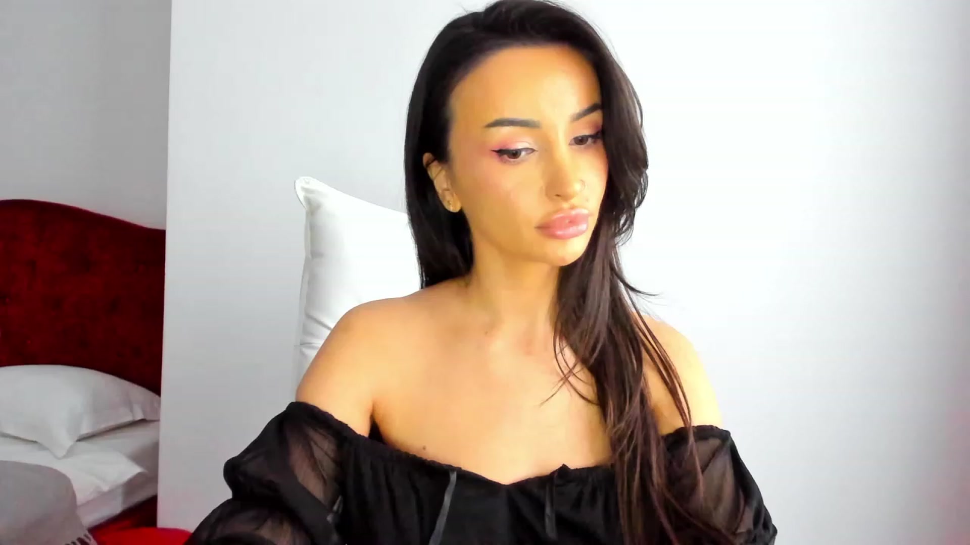Gallery image thumbnail from AlyssiaKENT1's myfreecams stream on, 12/11/2023, 07:43 image 6 of 20