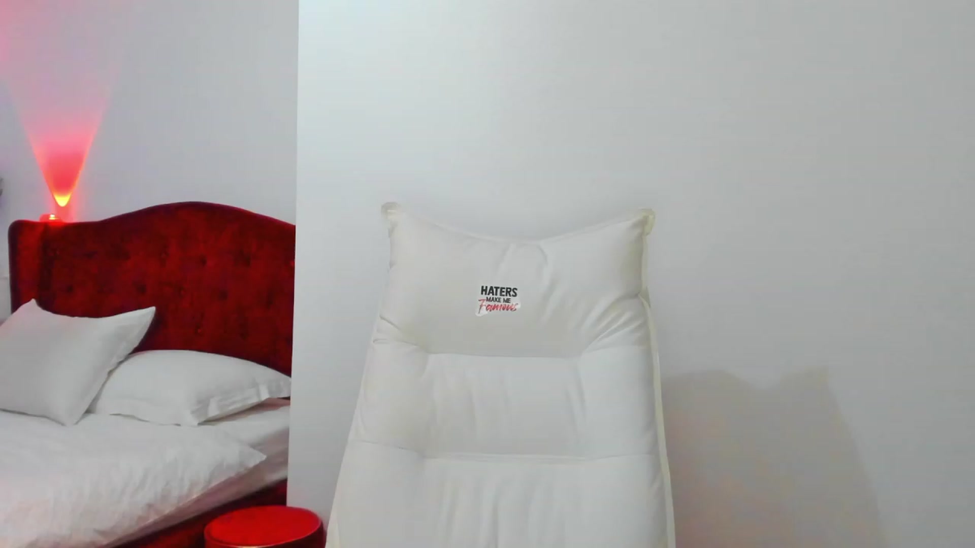Gallery image thumbnail from AlyssiaKENT1's myfreecams stream on, 12/12/2023, 05:30 image 18 of 20
