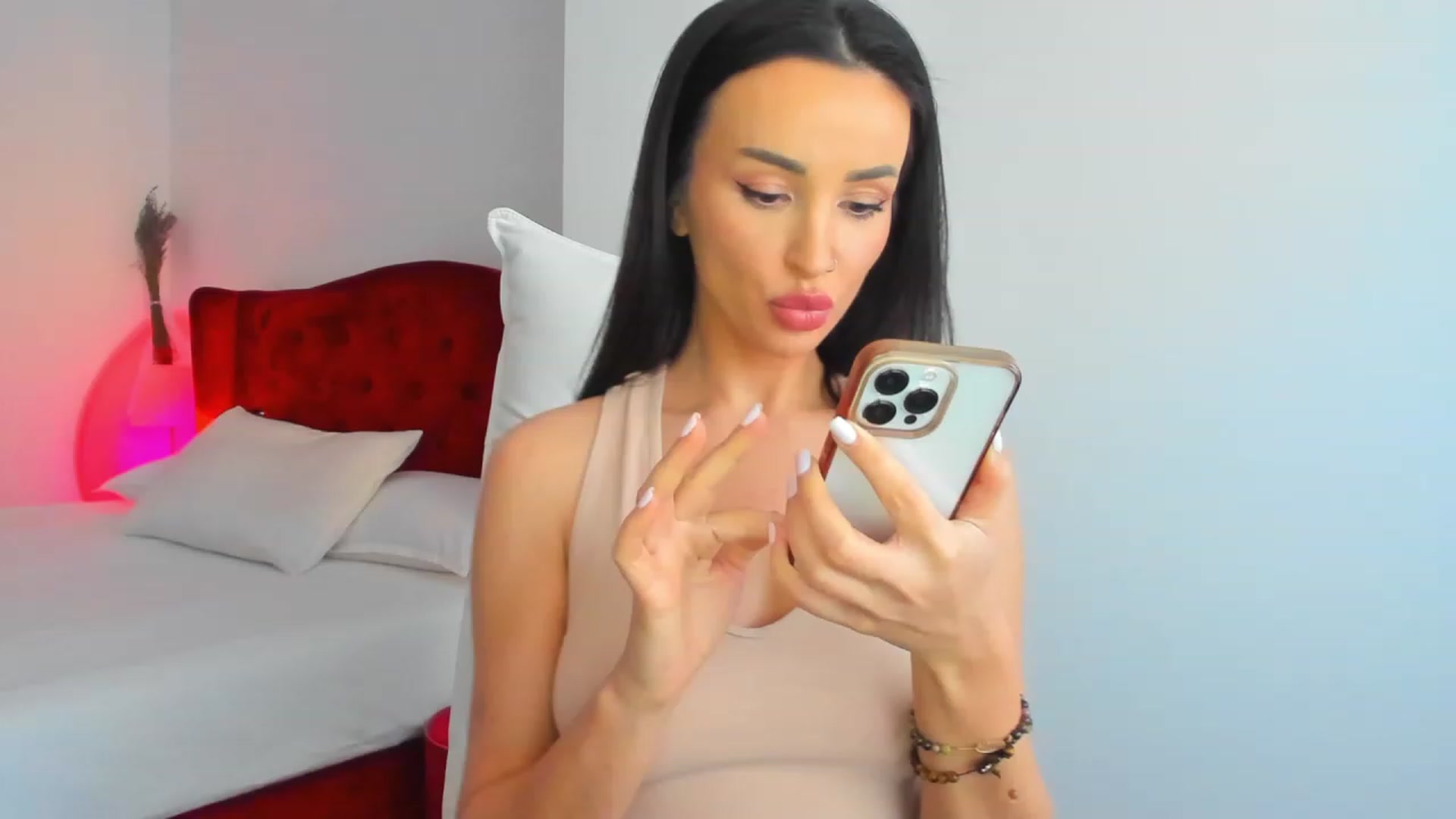Gallery image thumbnail from AlyssiaKENT1's myfreecams stream on, 12/19/2023, 15:00 image 1 of 20