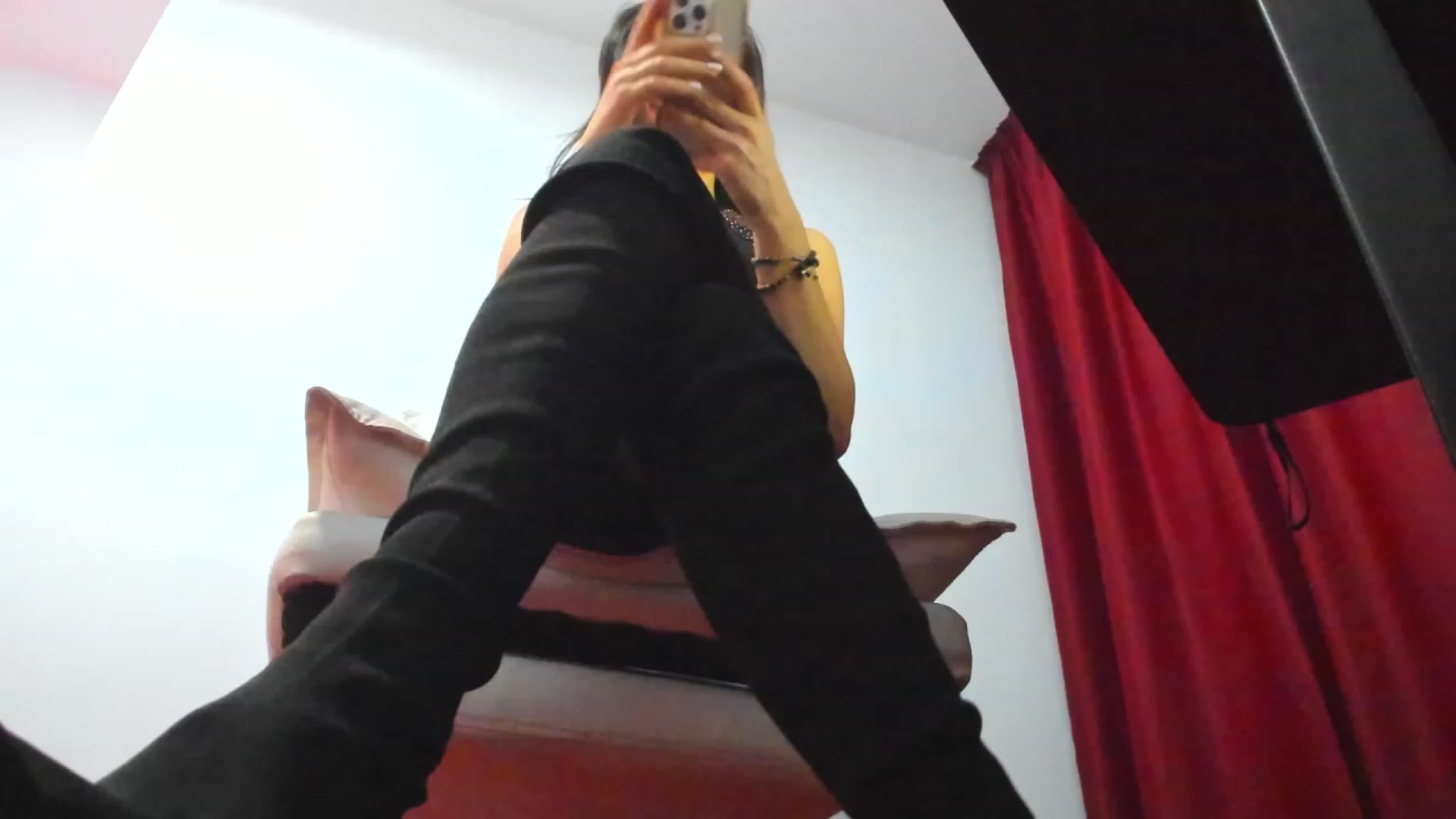 Gallery image thumbnail from AlyssiaKENT1's myfreecams stream on, 12/19/2023, 17:51 image 1 of 20