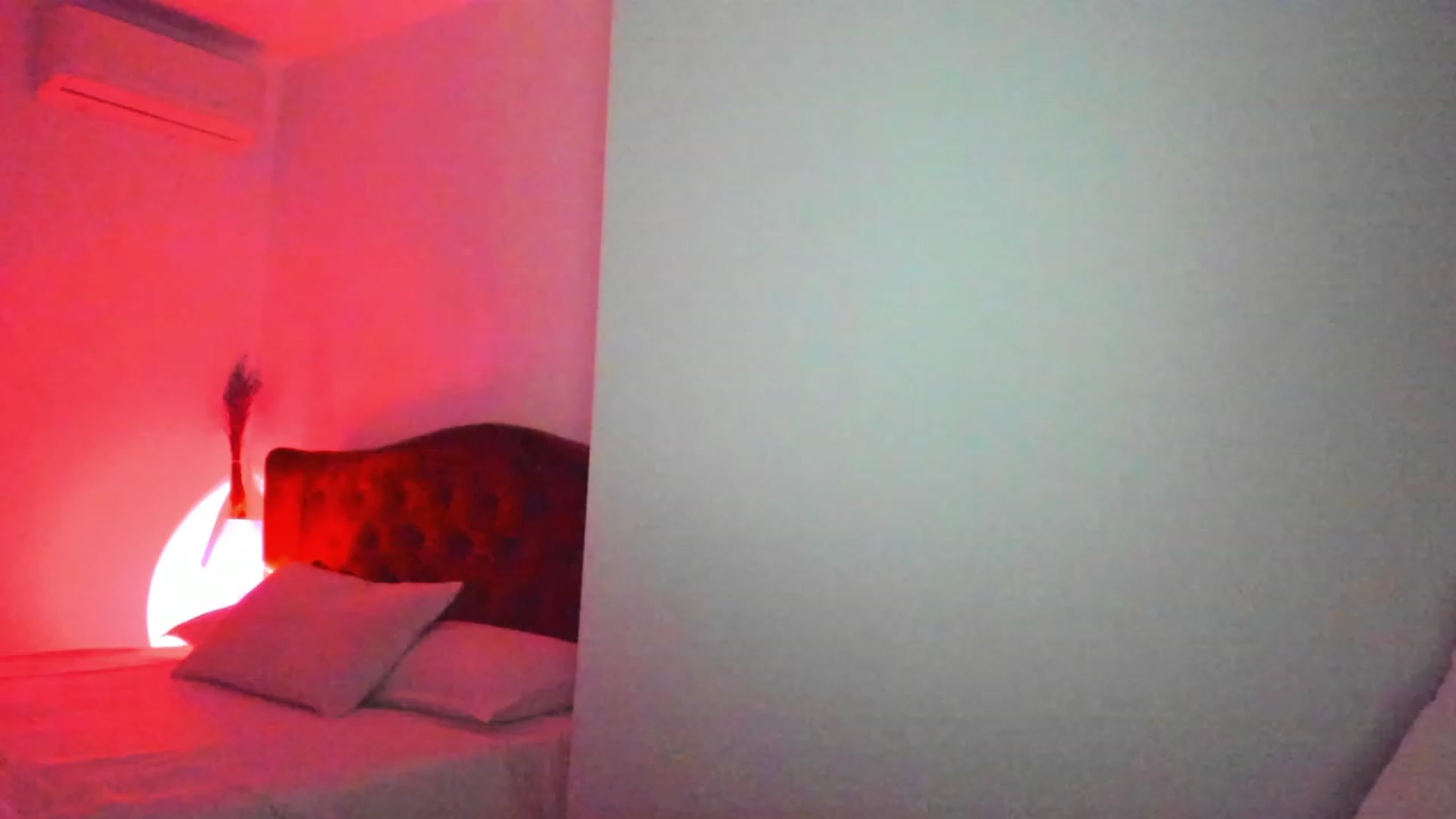 Gallery image thumbnail from AlyssiaKENT1's myfreecams stream on, 12/19/2023, 17:51 image 4 of 20