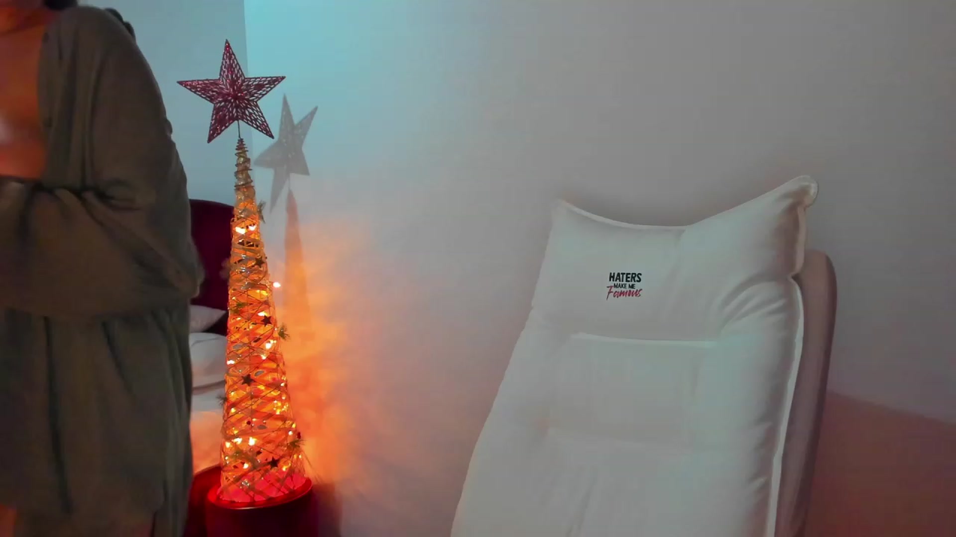 Gallery image thumbnail from AlyssiaKENT1's myfreecams stream on, 02/01/2024, 16:30 image 14 of 20
