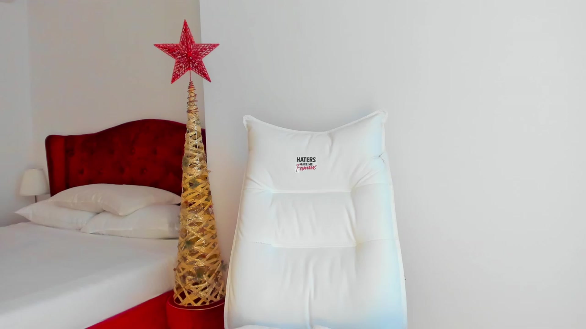 Gallery image thumbnail from AlyssiaKENT1's myfreecams stream on, 02/08/2024, 15:31 image 10 of 20