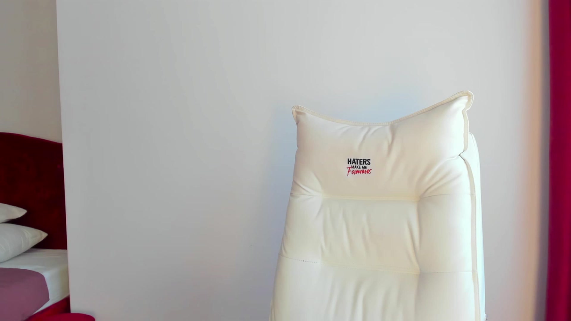 Gallery image thumbnail from AlyssiaKENT1's myfreecams stream on, 02/20/2024, 13:38 image 17 of 20