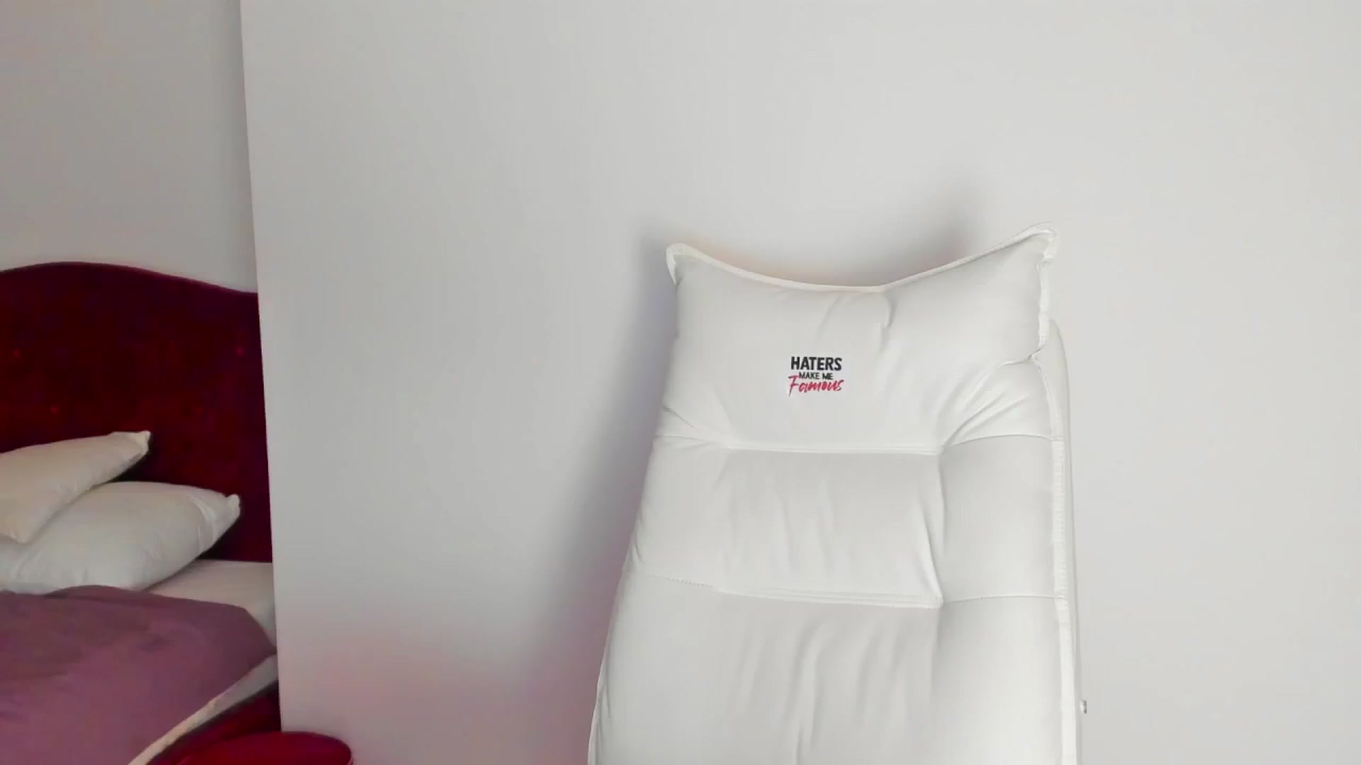 Gallery image thumbnail from AlyssiaKENT1's myfreecams stream on, 02/21/2024, 17:03 image 7 of 20