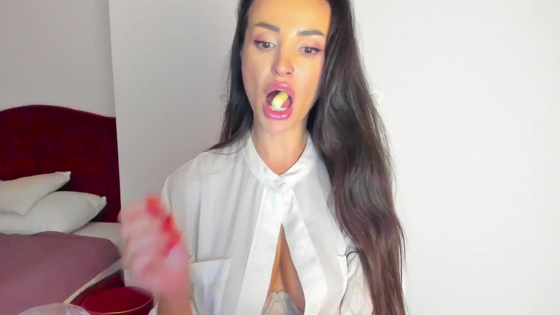 Gallery image thumbnail from AlyssiaKENT1's myfreecams stream on, 02/21/2024, 17:03 image 18 of 20