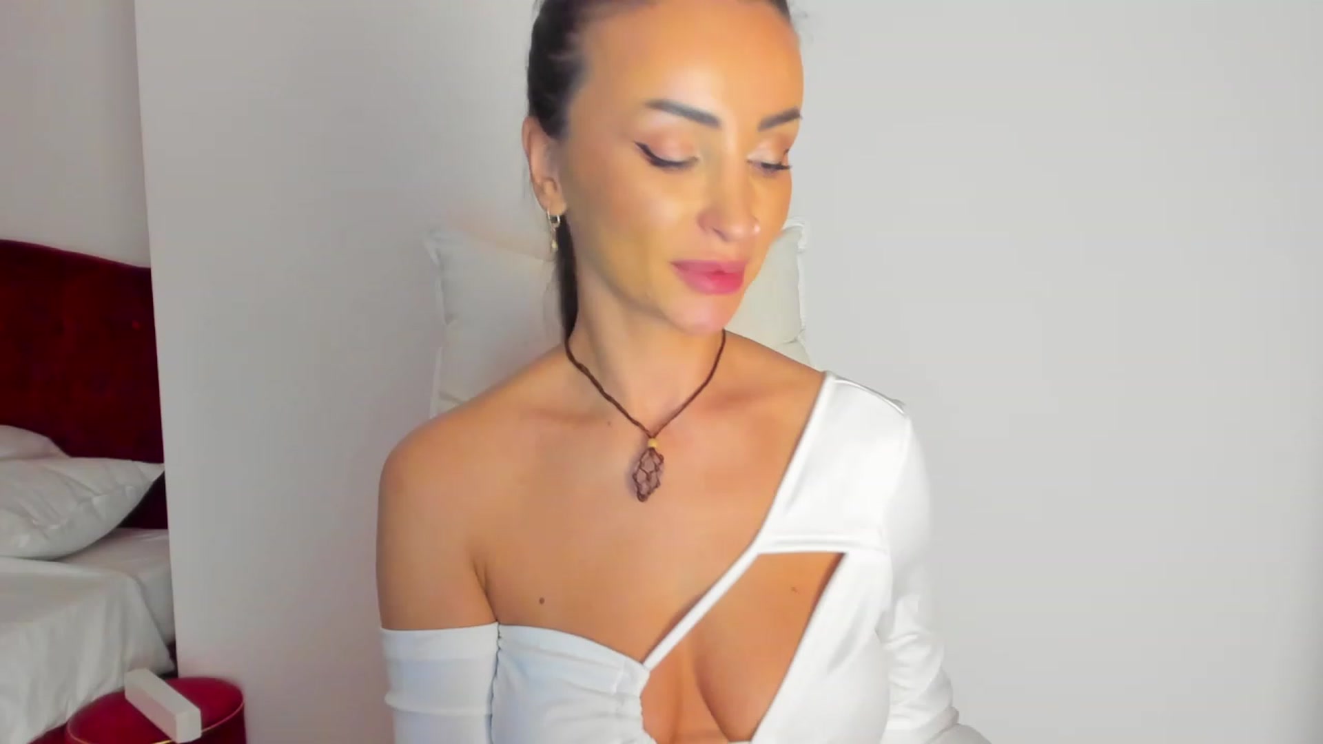 Gallery image thumbnail from AlyssiaKENT1's myfreecams stream on, 02/27/2024, 19:06 image 14 of 20