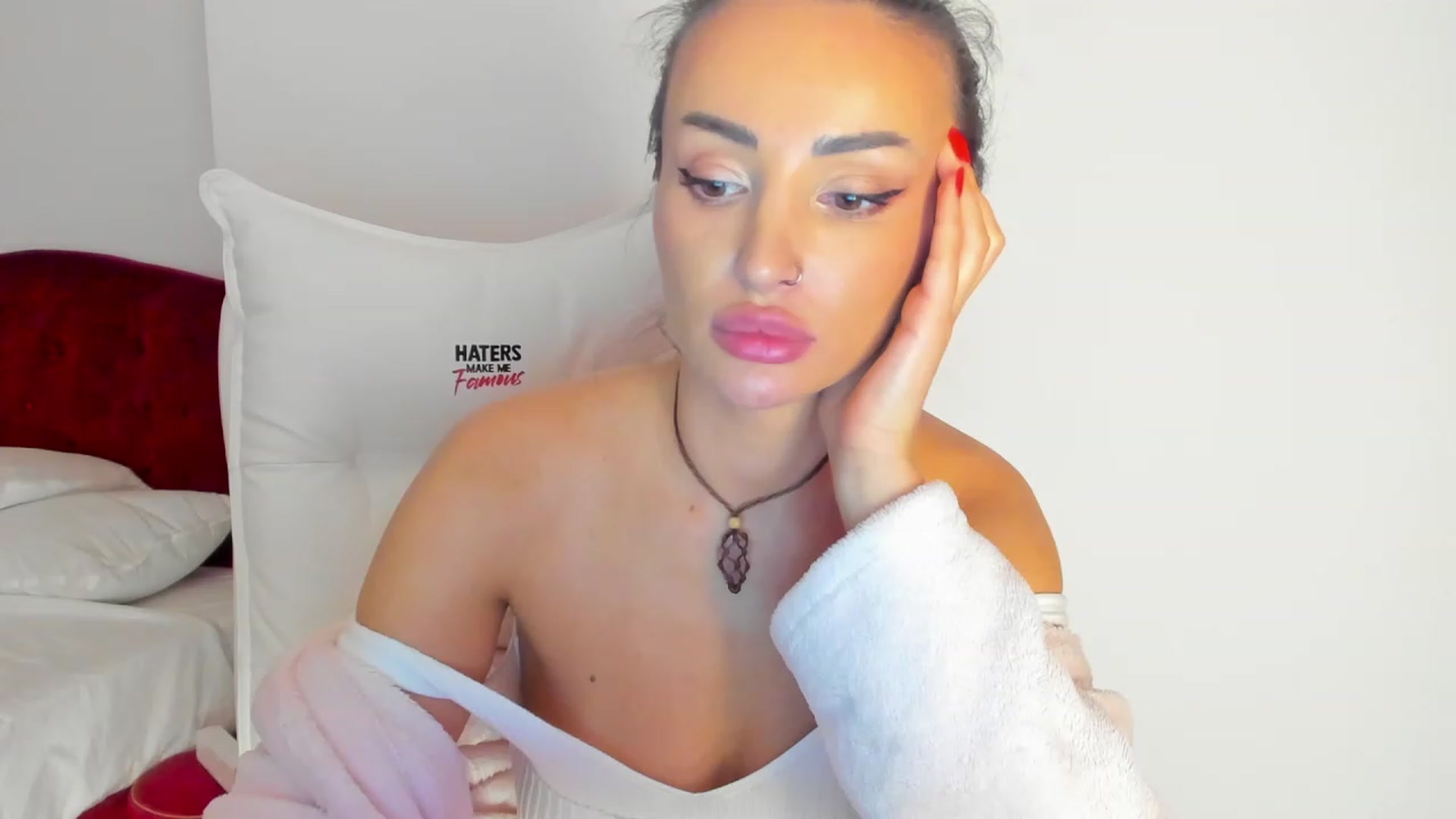Gallery image thumbnail from AlyssiaKENT1's myfreecams stream on, 02/27/2024, 19:06 image 6 of 20