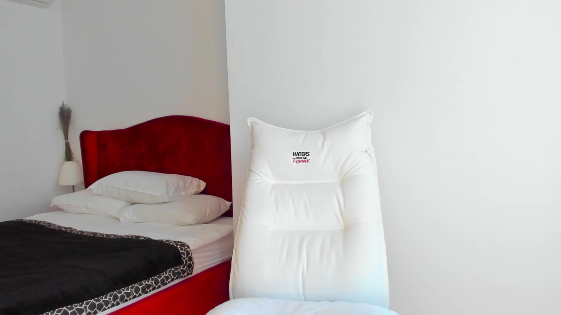 Gallery image thumbnail from AlyssiaKENT1's myfreecams stream on, 03/04/2024, 15:10 image 18 of 20